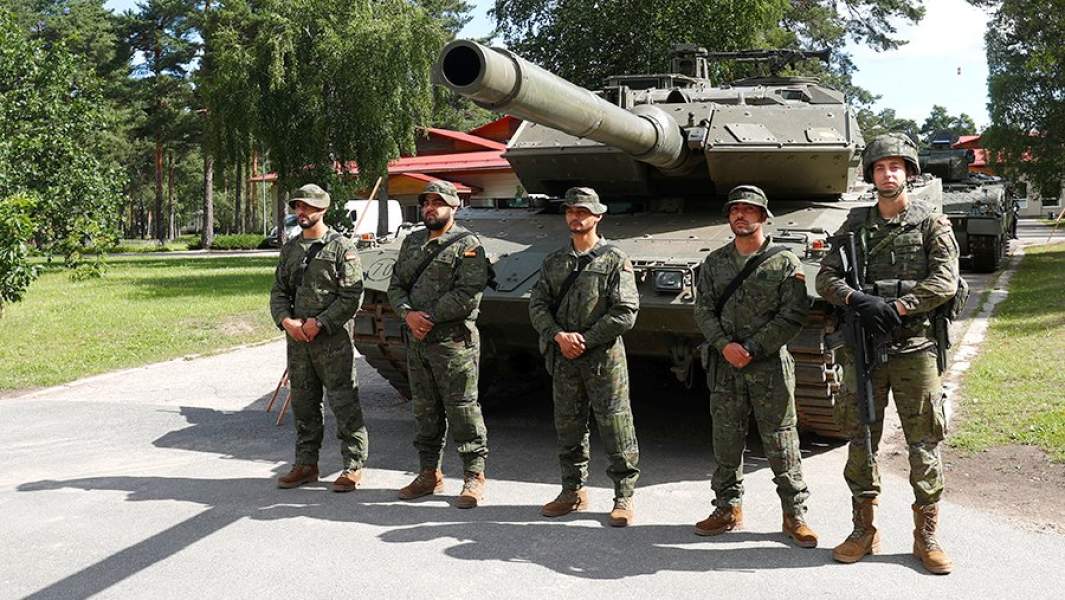 Солдаты испанской армии у танка Leopard во время учений в Латвии