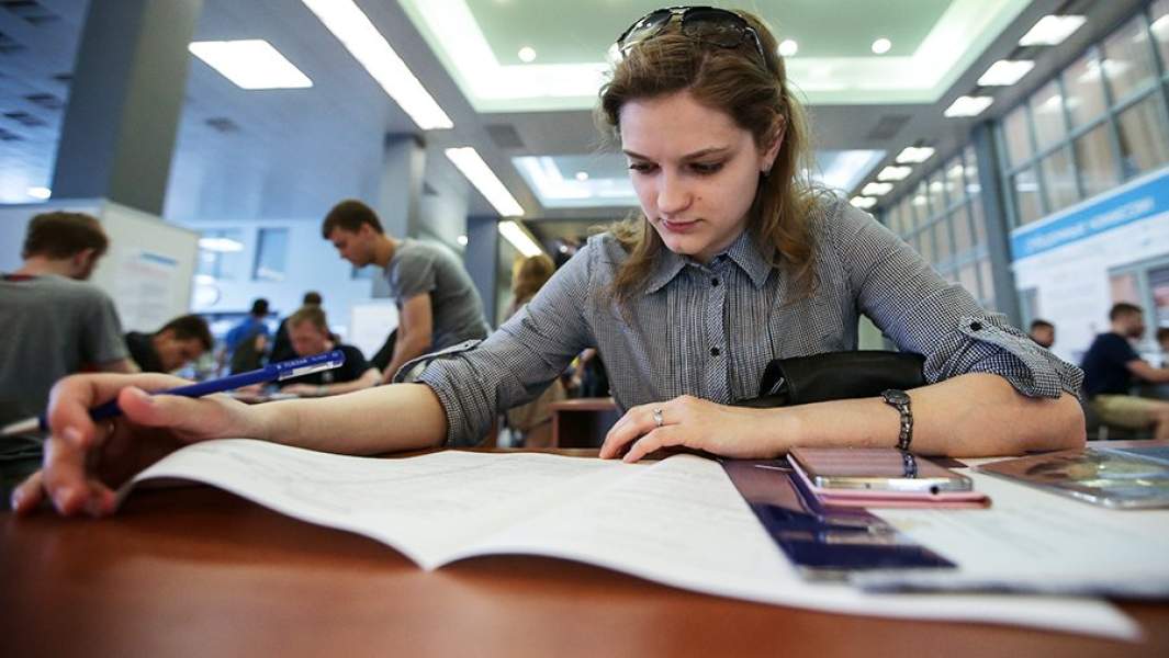 девушка заполняет бумаги