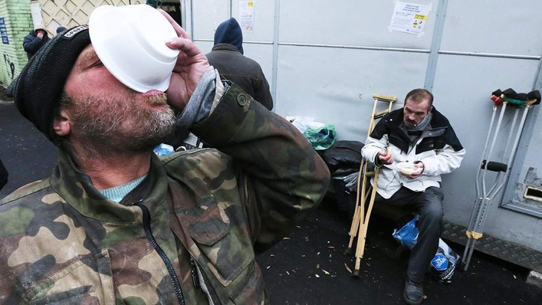 Бездомные в уличном магазине