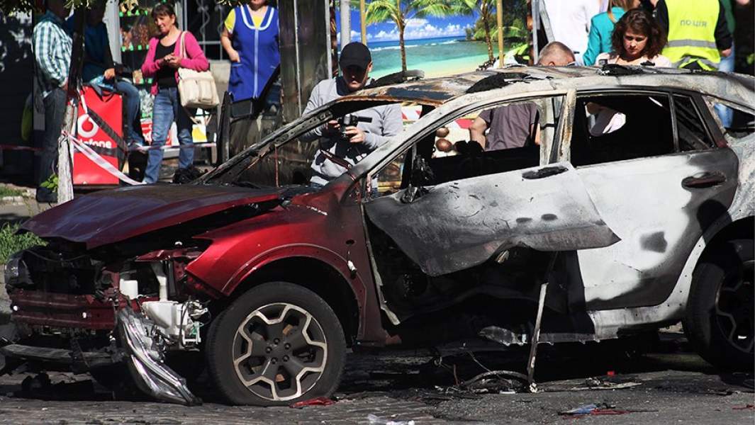 На месте взрыва автомобиля, в котором находился журналист Павел Шеремет, на перекрестке улиц Богдана Хмельницкого и Ивана Франко в Киеве