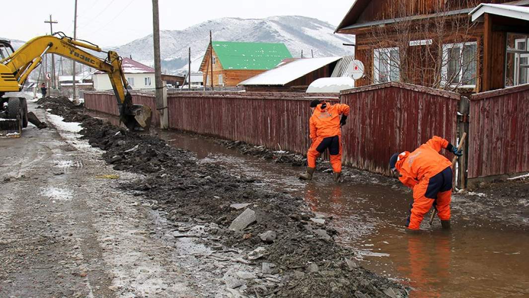 Сотрудники МЧС России во время ликвидации последствий подтопления паводковыми водами в Алтайском крае