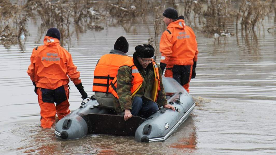 Сотрудники МЧС России во время эвакуации жителей районов, подтопленных паводковыми водами в Алтайском крае