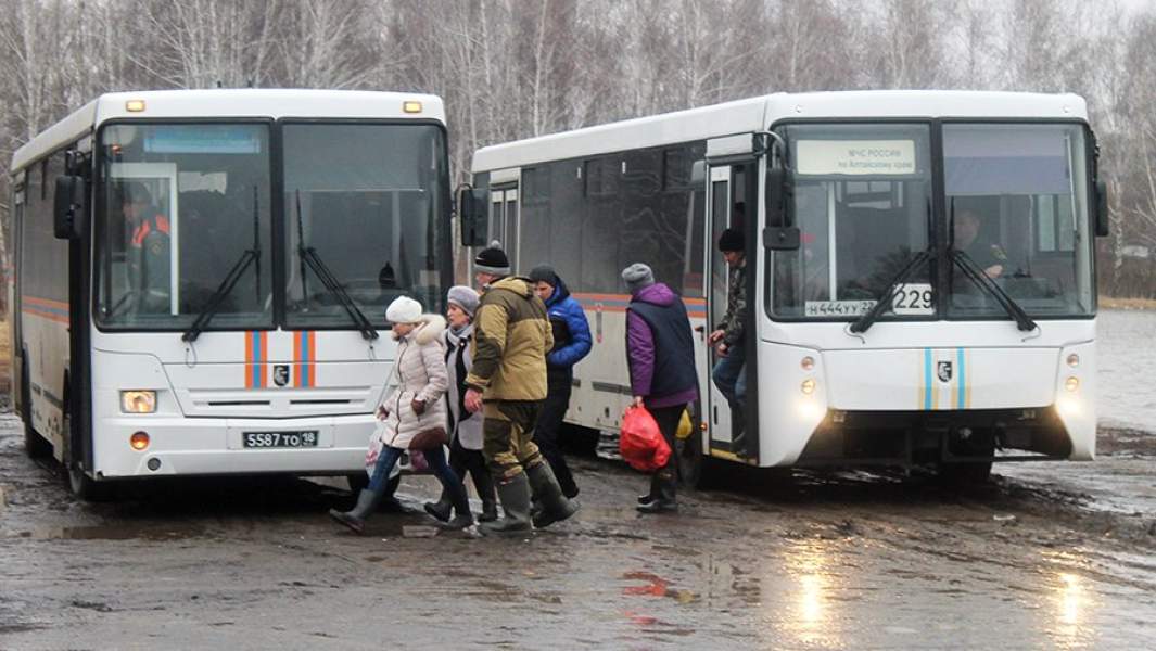 Во время эвакуации жителей районов, подтопленных паводковыми водами в Алтайском крае