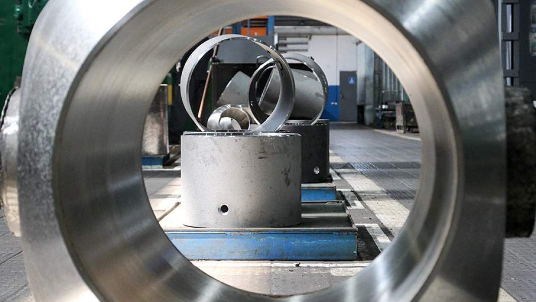 На территории завода трубопроводной арматуры