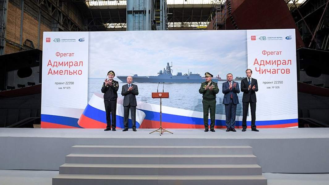 Контр-адмирал в отставке, кандидат технических наук Всеволод Хмыров, президент РФ Владимир Путин, министр обороны РФ Сергей Шойгу, вице-премьер РФ Юрий Борисов и министр промышленности и торговли РФ Денис Мантуров на церемонии закладки двух серийных фрегатов проекта 22350 «Адмирал Амелько» и «Адмирал Чичагов» на судостроительном заводе «Северная верфь». 23 апреля 2019 года