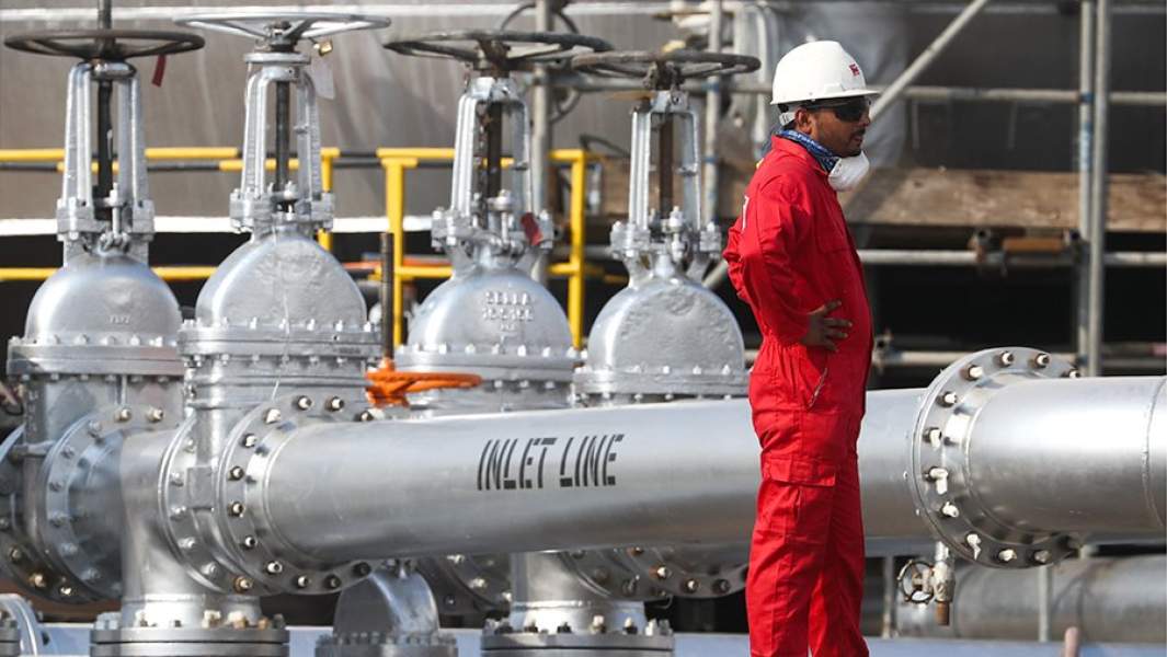 Рабочий на территории нефтеперерабатывающего завода компании Saudi Aramco на месторождении Абкаик в Саудовской Аравии