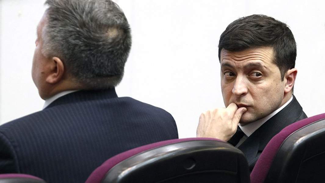 Президент Украины Владимир Зеленский и министр внутренних дел Украины Арсен Аваков (справа налево) на брифинге по расследованию убийства журналиста Павла Шеремета