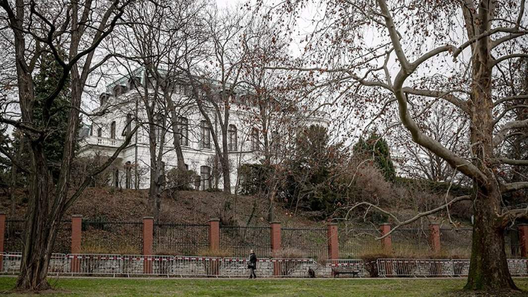 Вид на посольство России, Прага, Чехия