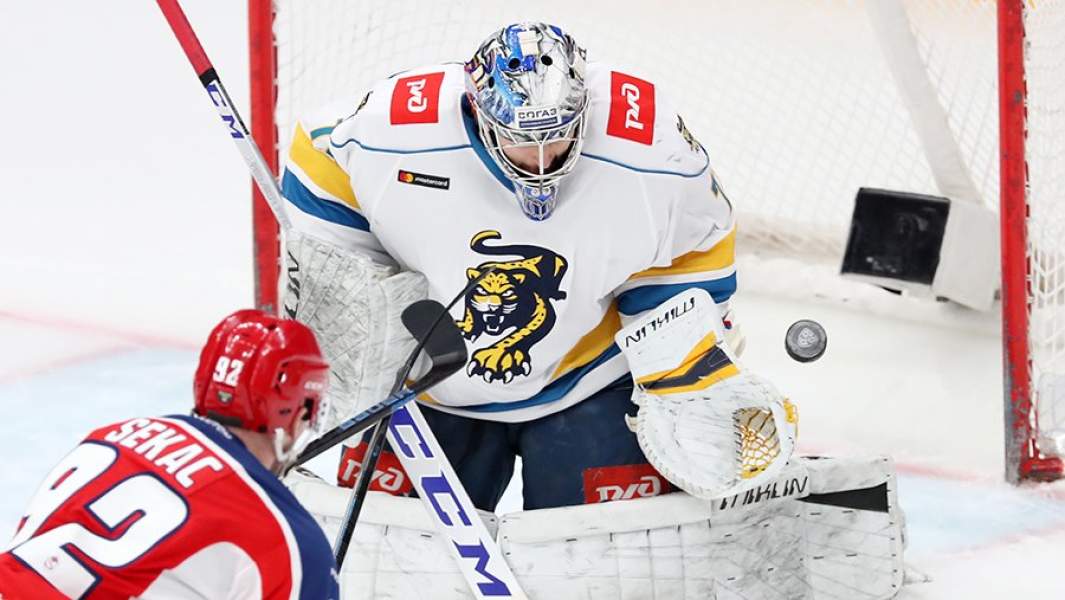 Вратарь «Сочи» Илья Проскуряков в матче чемпионата КХЛ между командами ЦСКА и «Сочи»