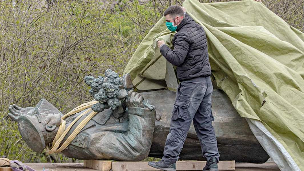 Демонтированный  памятник советскому маршалу Ивану Коневу в Праге 