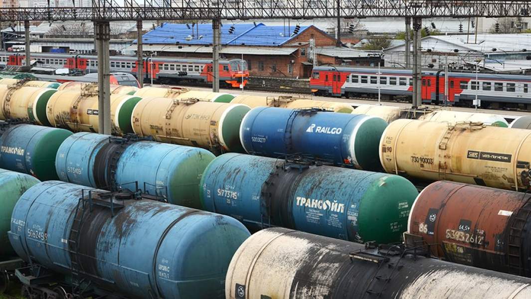 Цистерны для нефтепродуктов на железнодорожном вокзале в Краснодаре