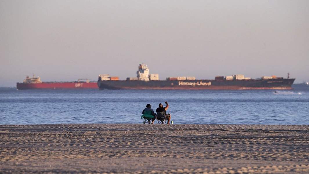 Нефтяные танкеры у побережья Хантингтон-Бич в Калифорнии