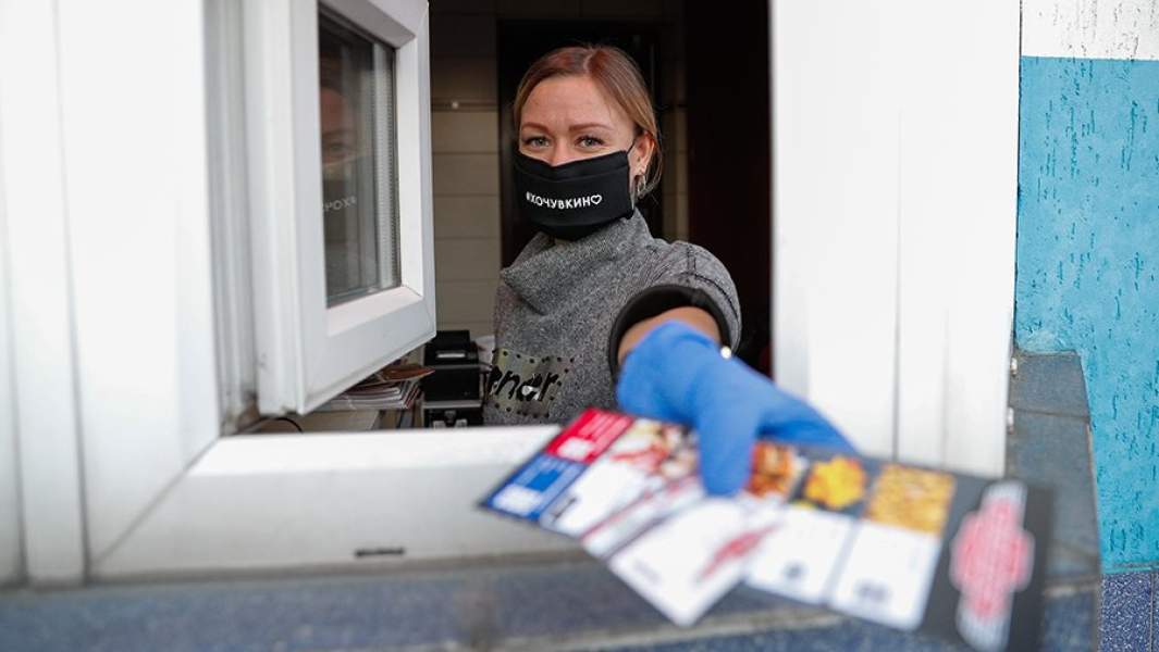 девушка с билетами касса