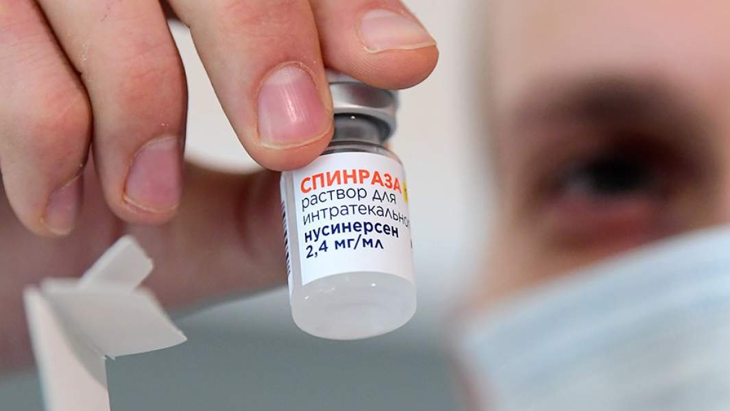 Врач-невролог паллиативного отделения Краевой детской клинической больницы № 2 Герман Момот держит в руках препарат «Спинраза» для лечения пациентов со спинальной мышечной атрофией