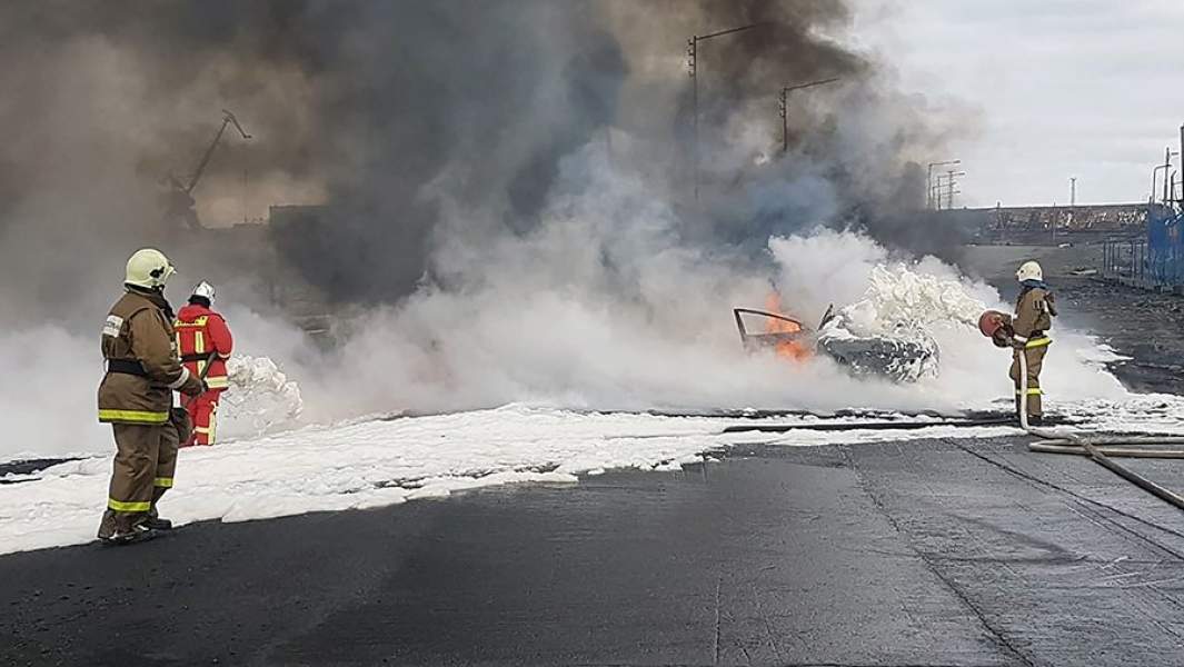Сотрудники МЧС России во время тушения пожара на ТЭЦ-3 Норильска, где легковой автомобиль въехал в резервуар №5 для хранения дизельного топлива