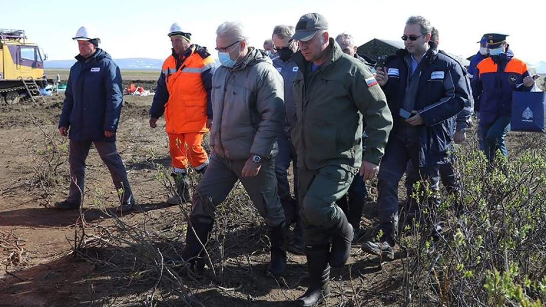 Губернатор Красноярского края Александр Усс и министр по чрезвычайным ситуациям РФ Евгений Зиничев (слева направо на первом плане) на месте разлива топлива на ТЭЦ-3