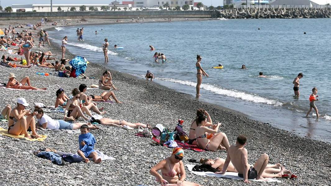 На одном из пляжей Сочи во время ослабления ограничительных мер 