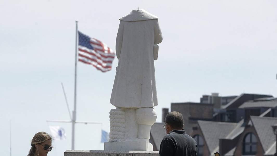 Cтатуя Колумба в Бостоне обезглавленная после неоднократных актов вандализма во время антирасистских протестов
