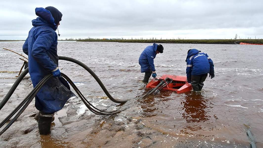сотрудники специальной службы очищают реку Амбарную 