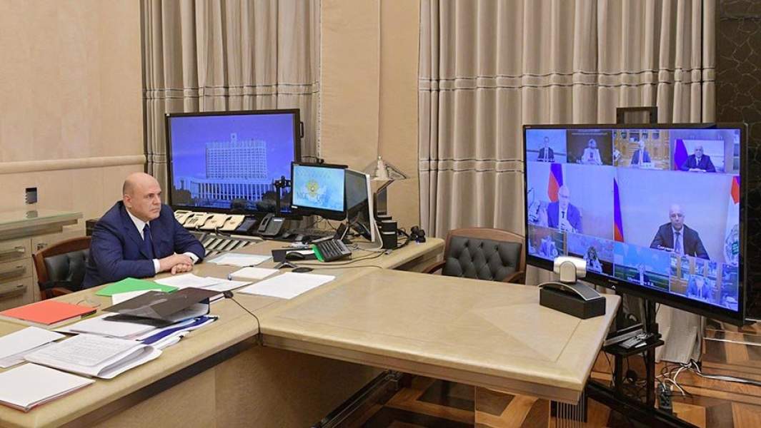 Премьер-министр РФ Михаил Мишустин во время оперативного совещания с вице-премьерами РФ