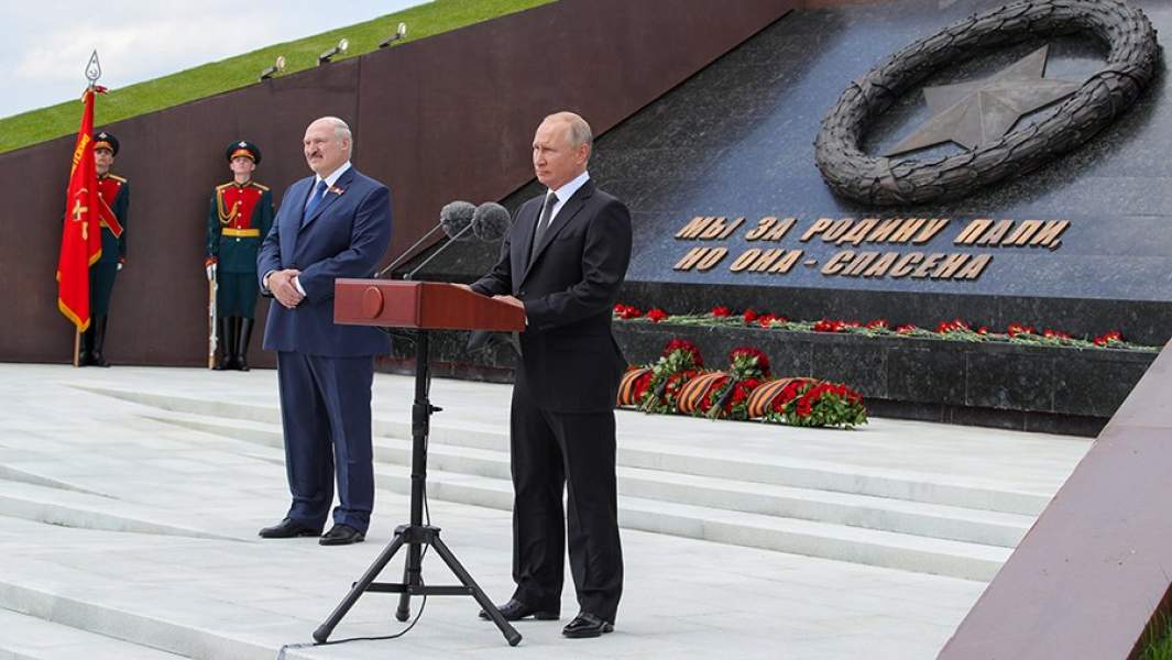 Президент Белоруссии Александр Лукашенко и президент РФ Владимир Путин (слева направо) на церемонии открытия Ржевского мемориала советскому солдату у деревни Хорошево