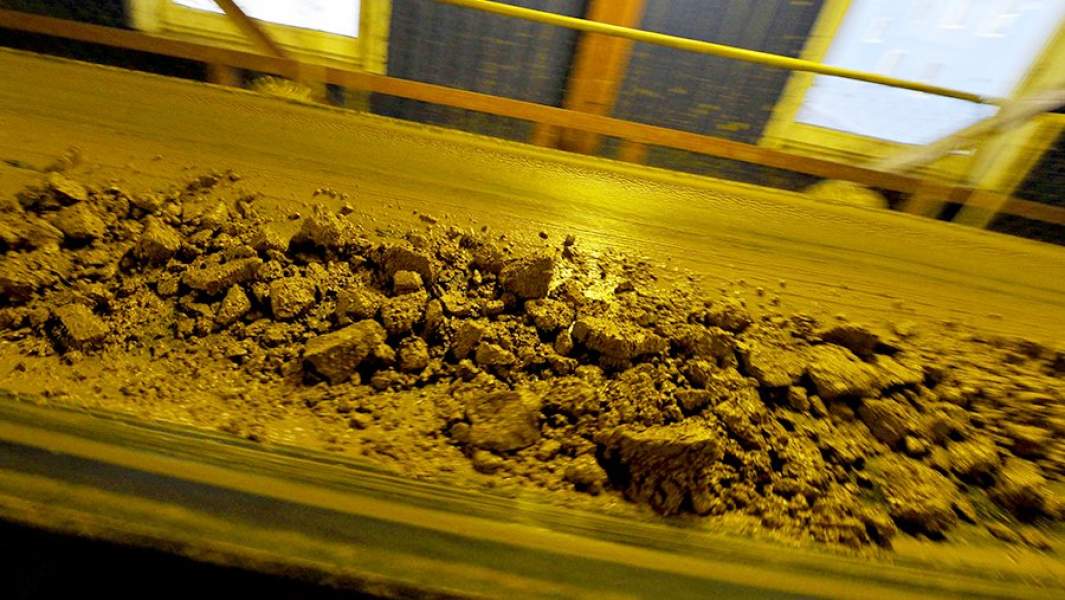 Золотоносная руда на золотодобывающем заводе, Камчатский край