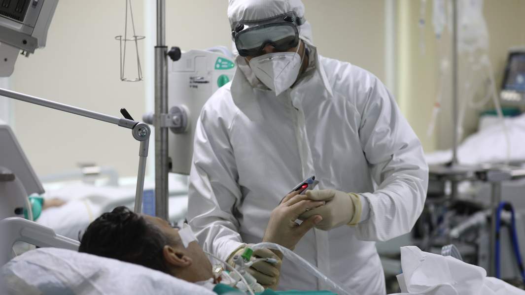 Пациент и врач в отделении реанимации