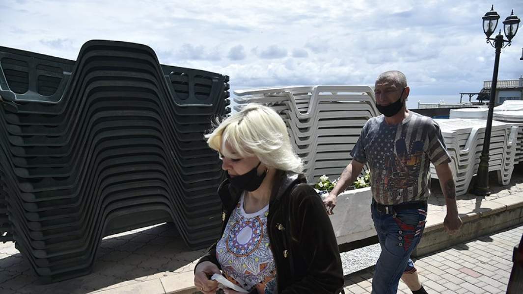 Лежаки на пляже