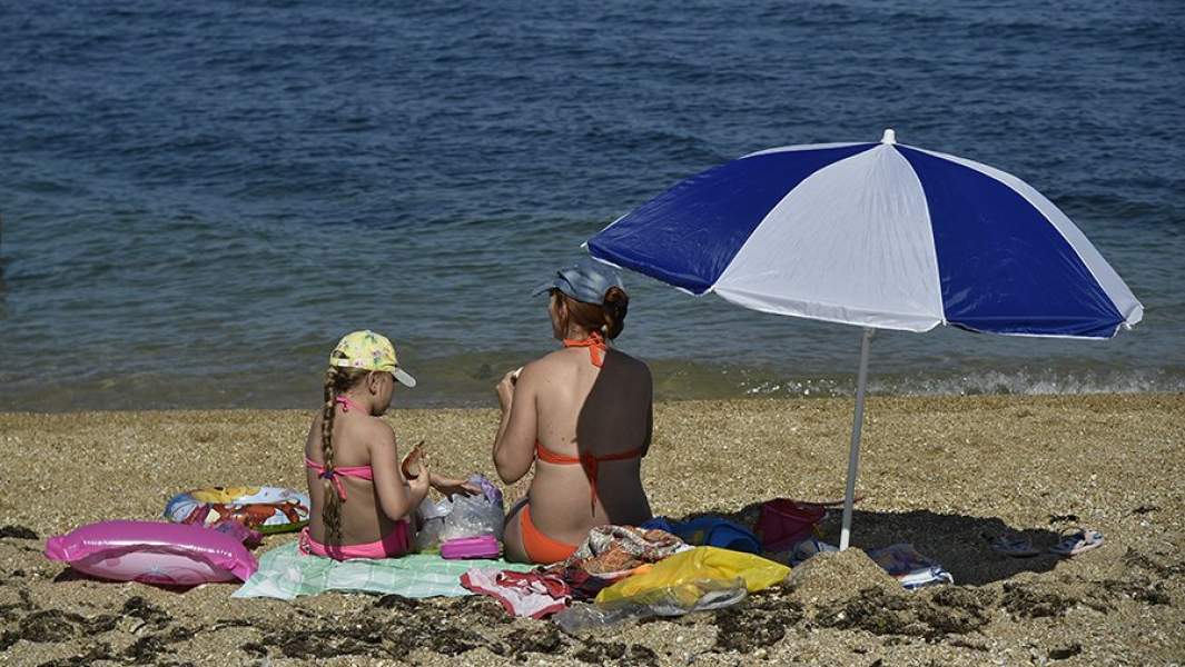 женщина с ребенком на пляже