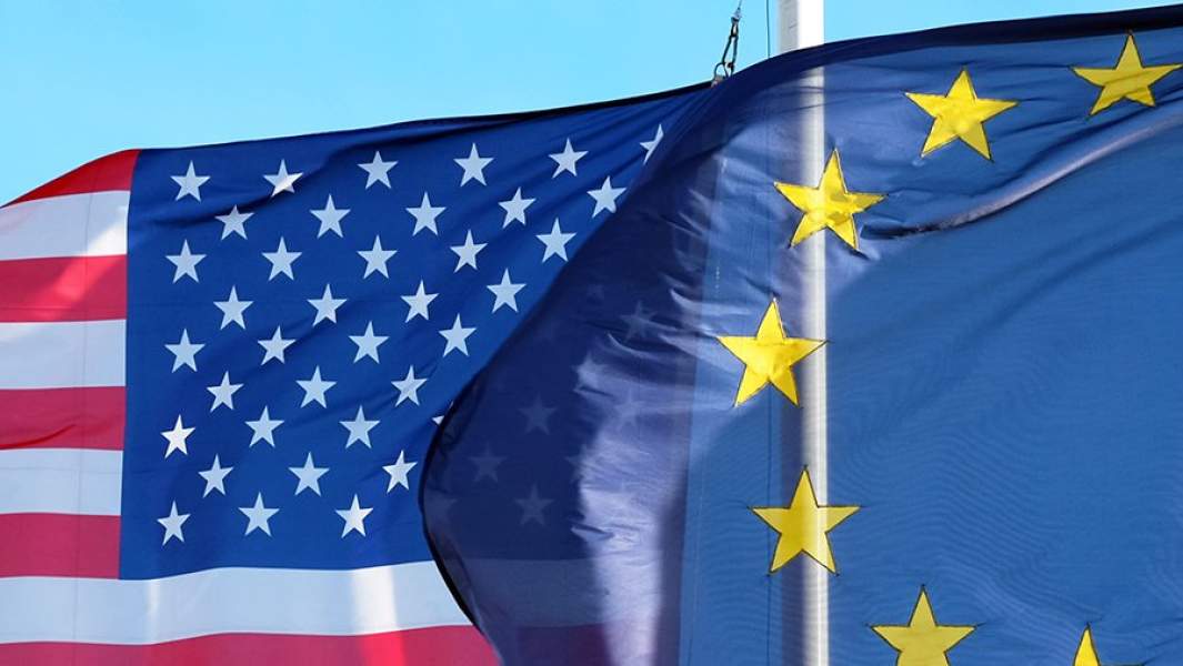 флаги США и Евросоюза 