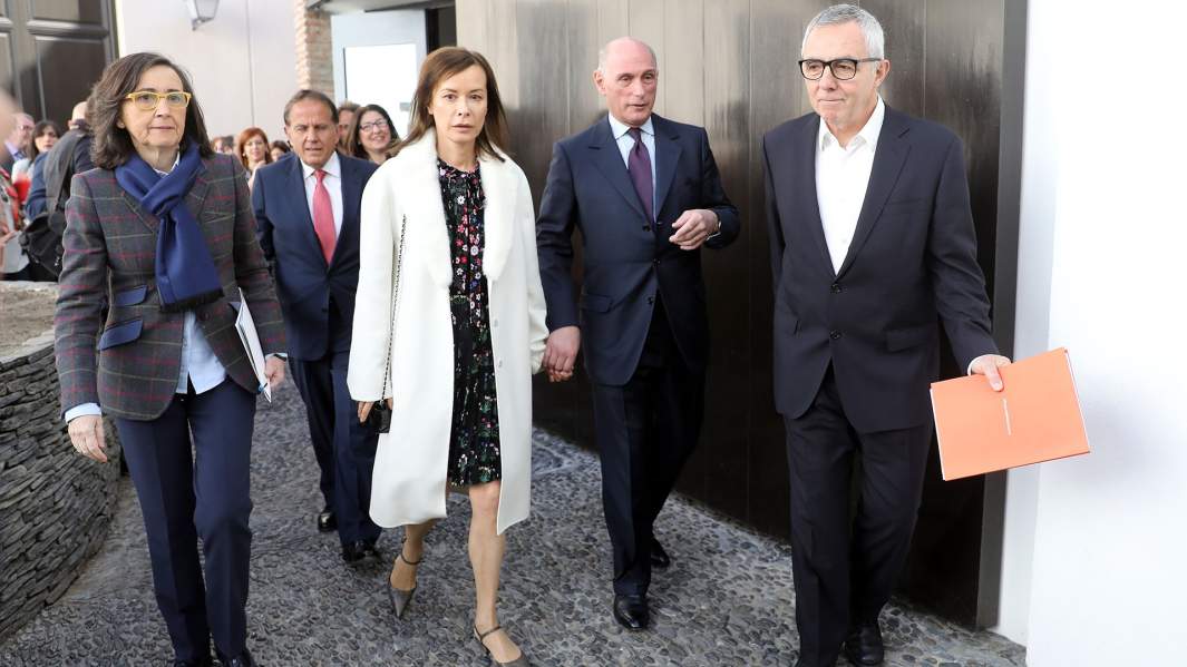 Альмина и Бернар Руис-Пикассо (в центре)