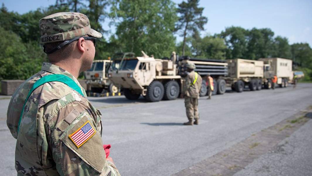 Конвой армии США на шоссе в Германии