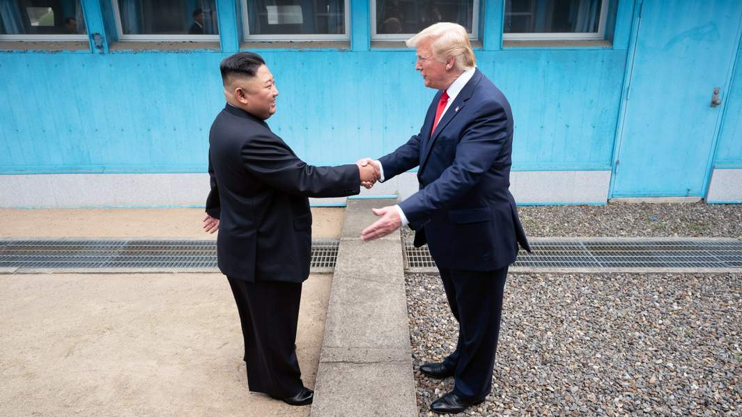 Встреча Ким Чен Ына и Дональда Трампа на границе между Северной и Южной Кореей