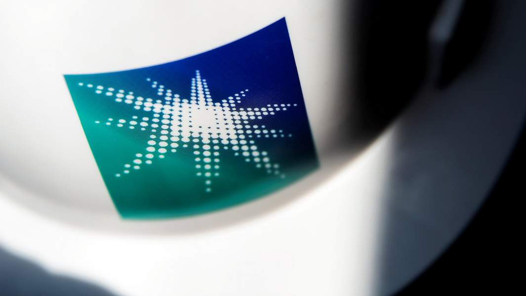 Каска с эмблемой нефтедобывающей платформы Саудовской Аравии Saudi Aramco 