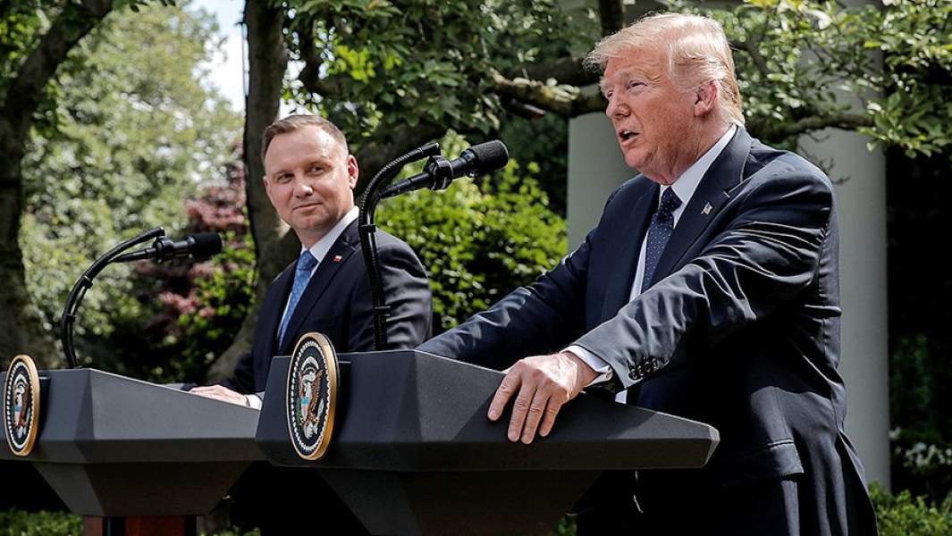 Президент Польши Анджей Дуда и президент США Дональд Трамп на совместной пресс-конференции на лужайке перед Белым домом
