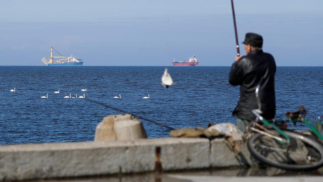 Трубоукладчик «Академик Черский» в акватории Калининграда