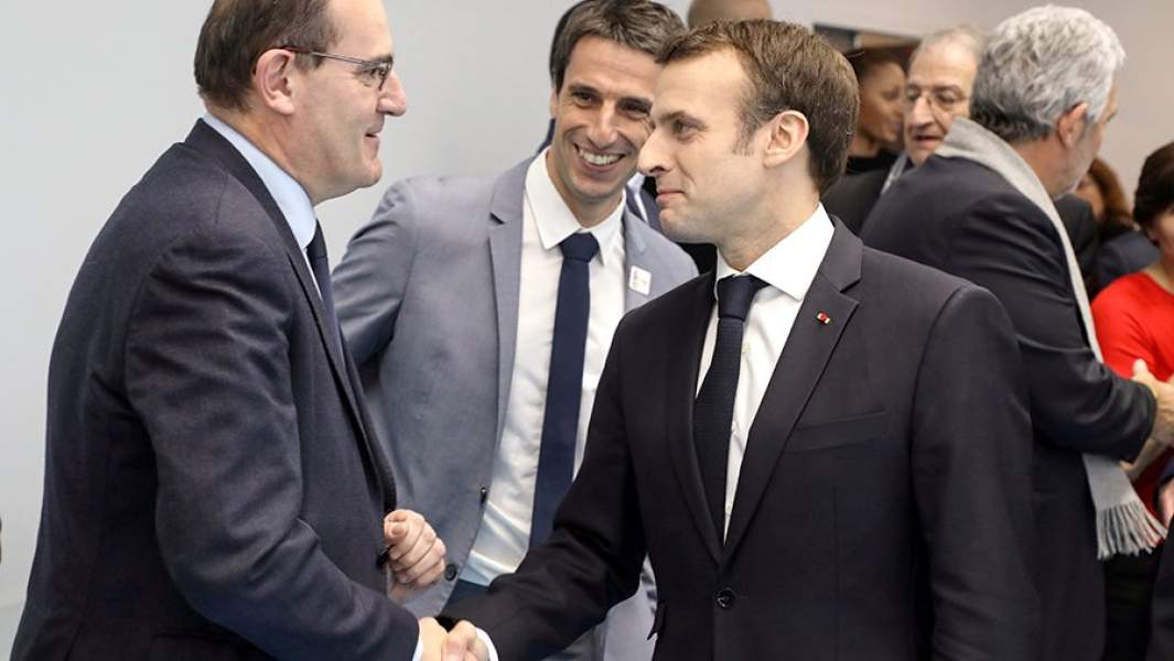 Глава Национального спортивного агентства Франции Жан Кастекс пожимает руку президенту Франции Эммануэлю Макрону. 2019 год