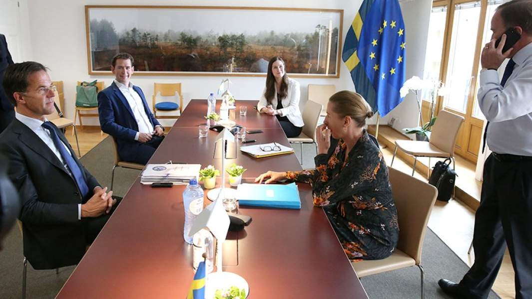 Голландский премьер Марк Рютте (первый слева) и австрийский канцлер Себастьян Курц (второй слева) во время переговоров на саммите ЕС в Брюсселе