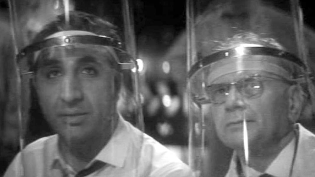 Актер Фрунзик Мкртчян в сатирической комедии режиссера Георгия Данелии «Тридцать три»