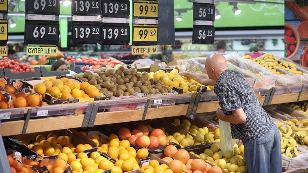 Фрукты на прилавке магазина