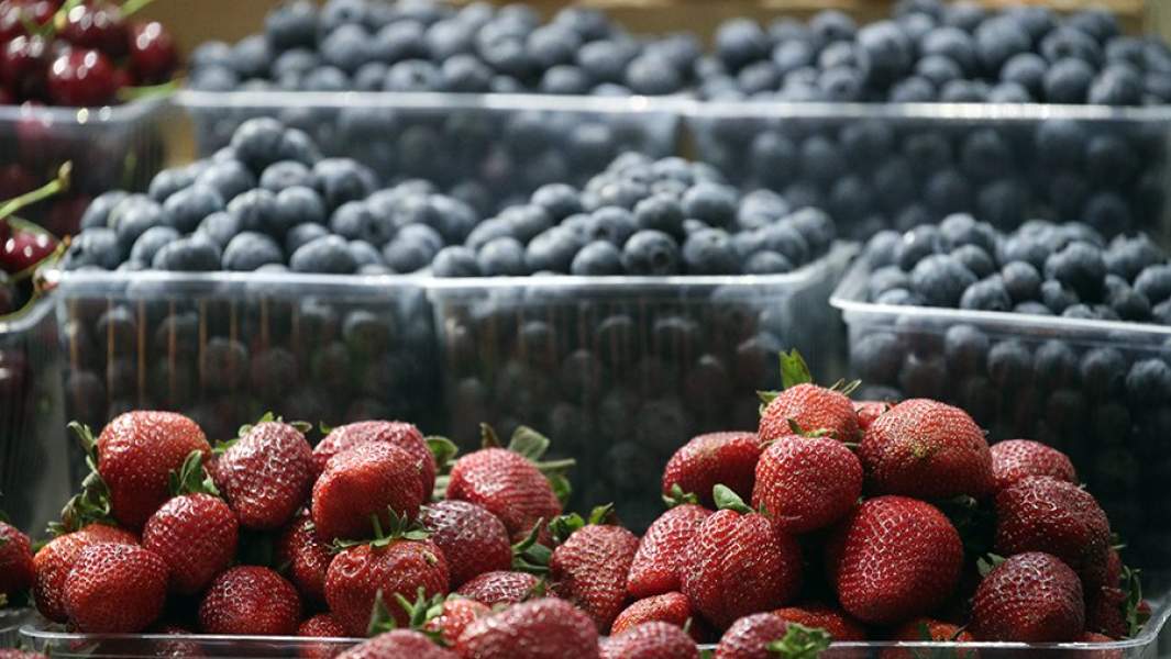Ягоды на прилавке магазина