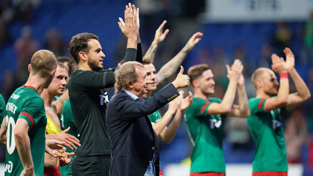 Юрий Семин и игроки ФК «Локомотив»