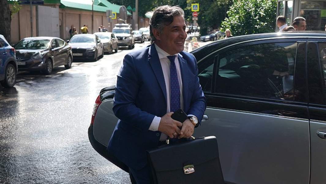 Адвокат Михаила Ефремова Эльман Пашаев у здания Пресненского суда