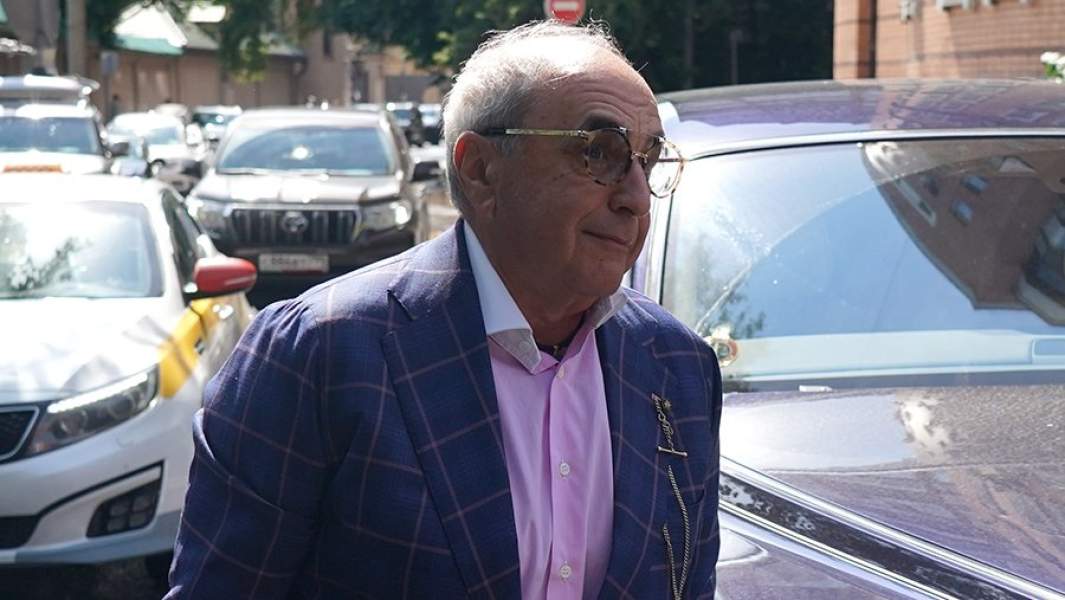 Адвокат потерпевшей стороны Александр Добровинский у здания Пресненского суда