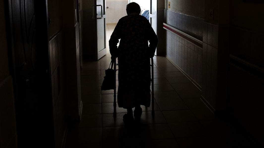 силуэт пожилой женщины 