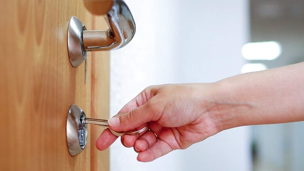 рука, замок, ключ 