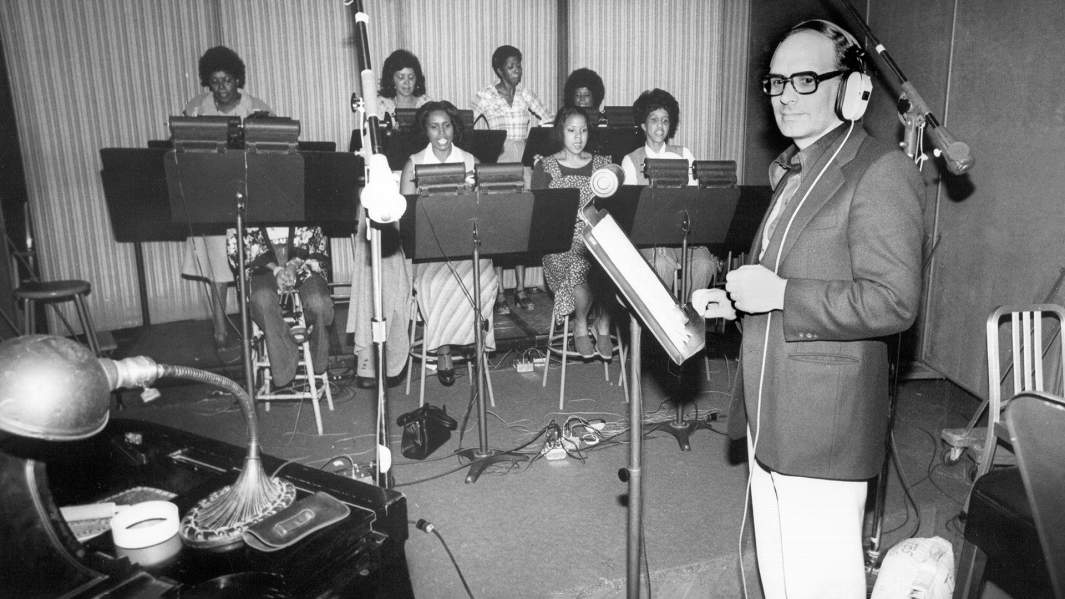 Эннио Морриконе в студии на записи музыки к фильму «Изгоняющий дьвола 2», Лос-Анджелес, 1977 год