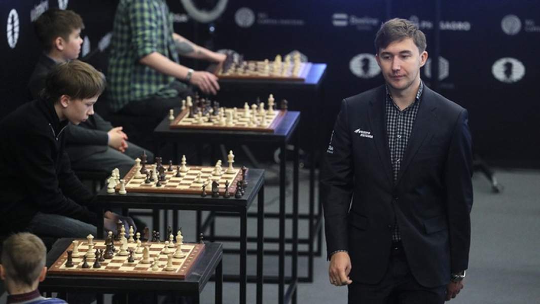 Гроссмейстер Сергей Карякин (Россия) на сеансе одновременной игры