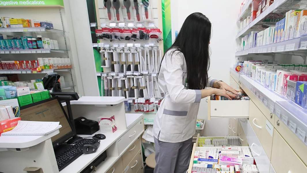 Провизор в аптеке