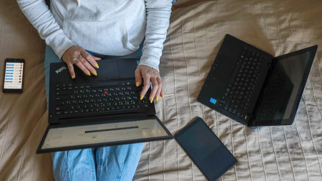 девушка с компьютером